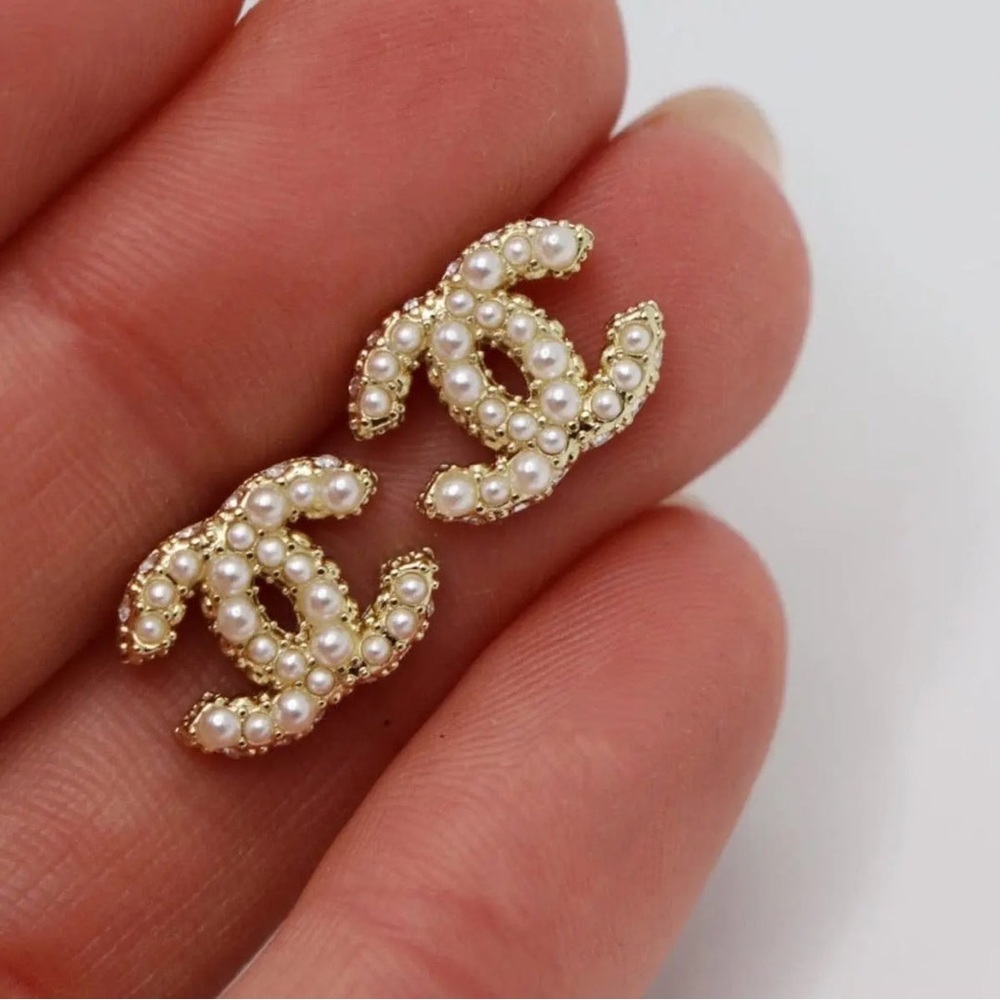 Authentic Luxurious Chanel small Pearl Logo Piercing Stud earrings - Picture 5 of 7